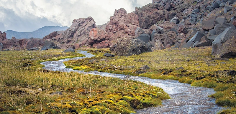 Fluss auf Wiesenlandschaft