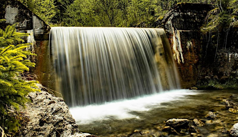 Wasserfall über einen Damm